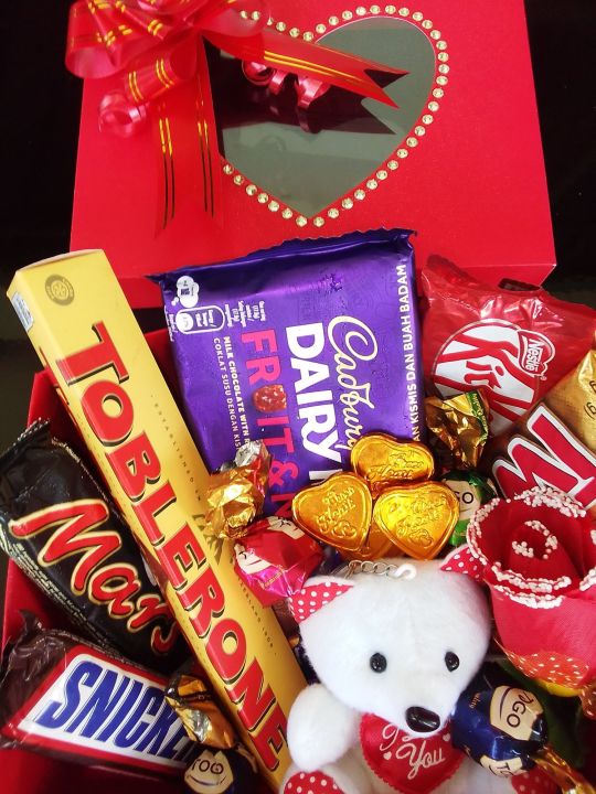 Chocolate%20Uncommon%20Gift%20Box%20with%20Mini%20Teddy%20Bear%20&%20Rose,%20High%20QualityChocolates%20-%20Image%202