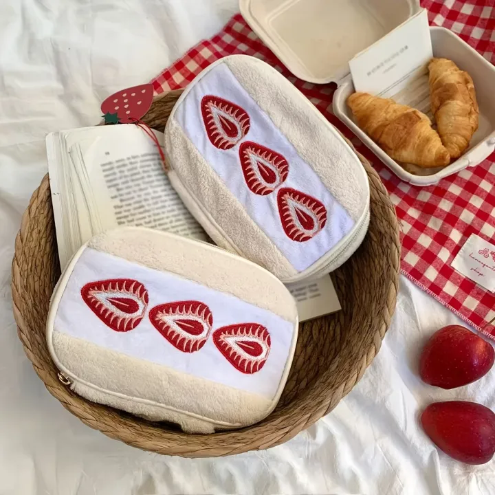 1Pc%20Strawberry%20Embroidery%20Makeup%20Bag%20with%20Checkered%20Lining%20Portable%20Cosmetic%20Pouch%20Cute%20/Korean%20Style%20Embroidered%20Bag%20for%20Travel%20-%20Image%205
