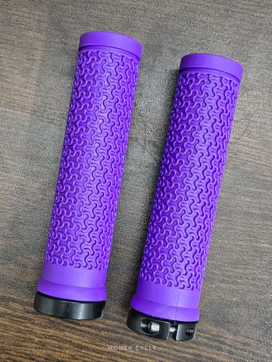 Premium%20%20Bicycle%20Grips%20Stylish,%20Comfortable%20&%20Anti-Slip%20MTB%20Handle%20Grips%20-%20Image%203