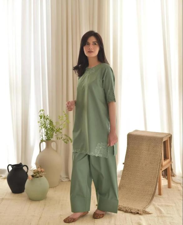Aira%20Farshi%20shalwar%203pc%20-%20Image%205