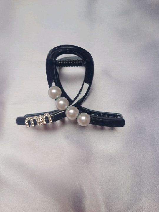 1pc%20Beautiful%20pearl%20Hair%20catcher%20with%20strong%20grip%20for%20girls%20and%20women%20-%20Image%204