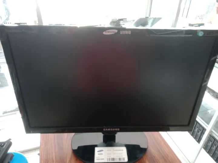 19'inch%20Monitor%20-%20Image%205