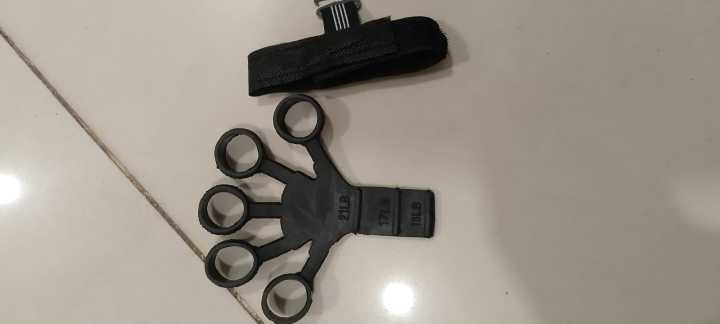 finger%20gripper%20hand%20gripper%20finger%20excersicer%203%20resistant%20levels%20hand%20straightener%20-%20Image%203