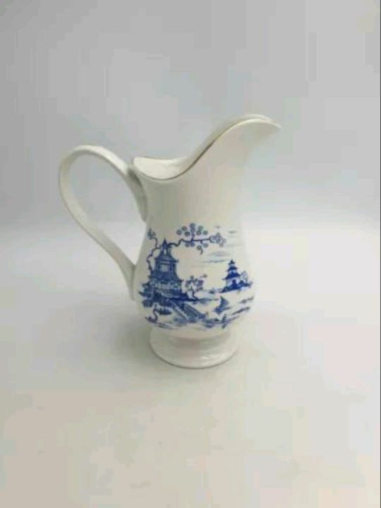 (H). VTG ROYAL WINTON FINE CERAMIC GIFTWARE JUG BLUE & WHITE WILLOW ORIENT PATTERN WITH GOLD ADGE TRIM