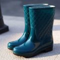 Fashionable and minimalist style drawstring and tight mouth waterproof and anti slip outdoor work women's rain boots.