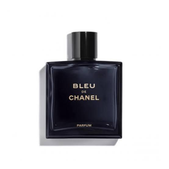Fragmatica's Bleu de Chanel L'Exclusif (Chanel Bleu de Chanel L'Exclusif দ্বারা অনুপ্রাণিত) একটি উডি স্পাইসি সুগন্ধি যা বিশেষভাবে পুরুষদের জন্য তৈরি। এটি একটি ঘন, অত্যাধুনিক এবং জটিল কম্পোজিশন, যাতে চন্দন কাঠ গভীরতা এবং তীব্রতা যোগ করে। এর মূল বৈশিষ্ট্যগু
