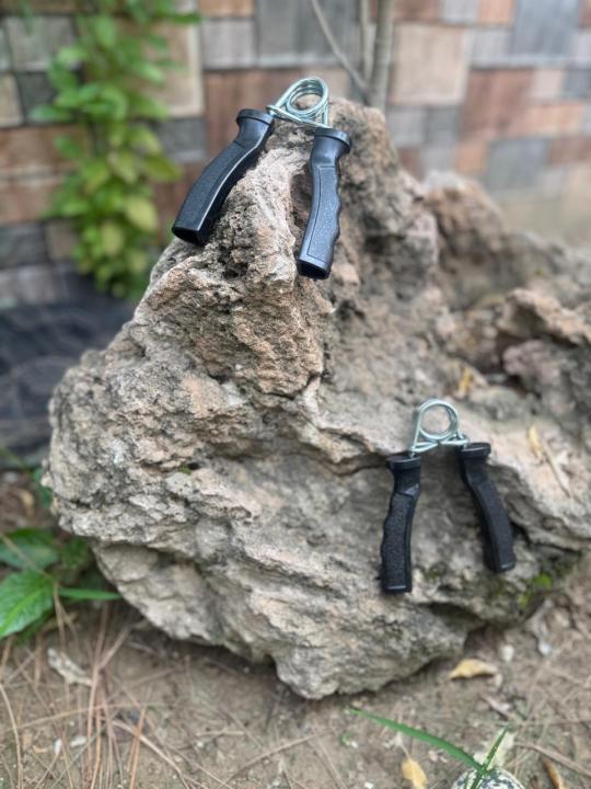 2 Piece Hand Gripper / Finger Strengthener [Resistance 15kg / 33LB] solid Hand gripper with hard metal spring and good sponge with box packing.
