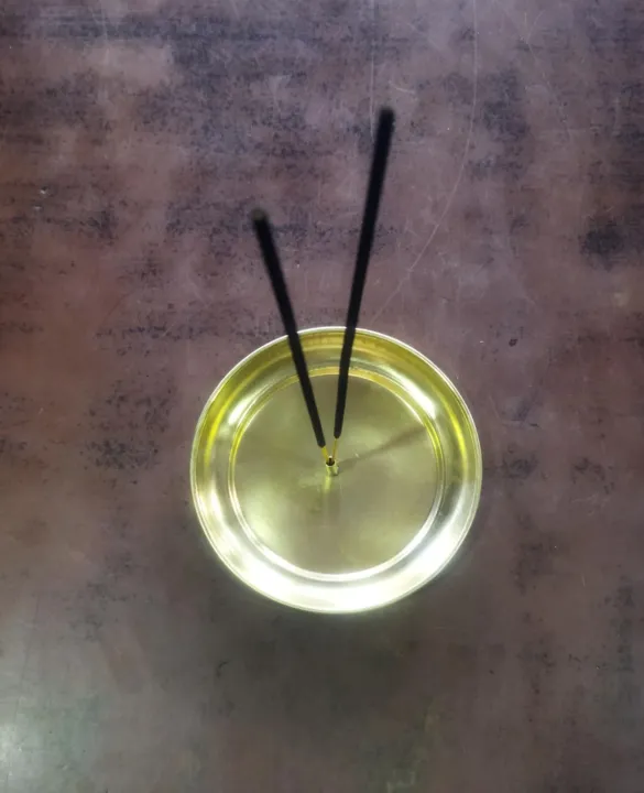 2%20In%201%20Brass%20Bateko%20Dhoop%20Holder%20/%20Stand%20(12%20CM%20Diameter)%20-%20Image%203