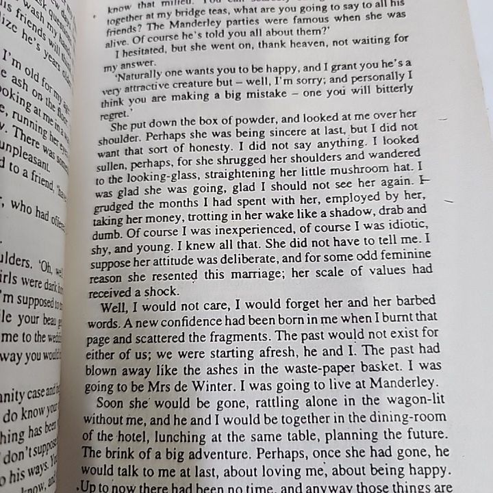 Rebecca%20by%20Daphne%20Dumaurier%20-%20Image%204