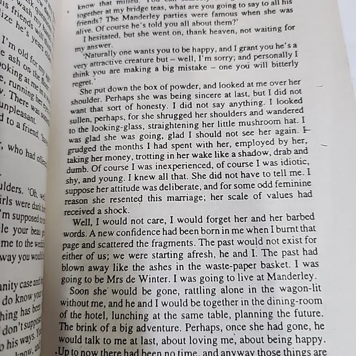 Rebecca%20by%20Daphne%20Dumaurier%20-%20Image%204