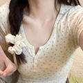 Ready to send a short crop top, cute button neck, comfortable to wear. 