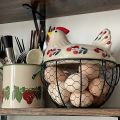 1pc Farmhouse Hen-Shaped Ceramic Egg Baske -Ceramic Egg Holder with Lid,Rustic Kitchen Organizer for Fruits/Veggies. 