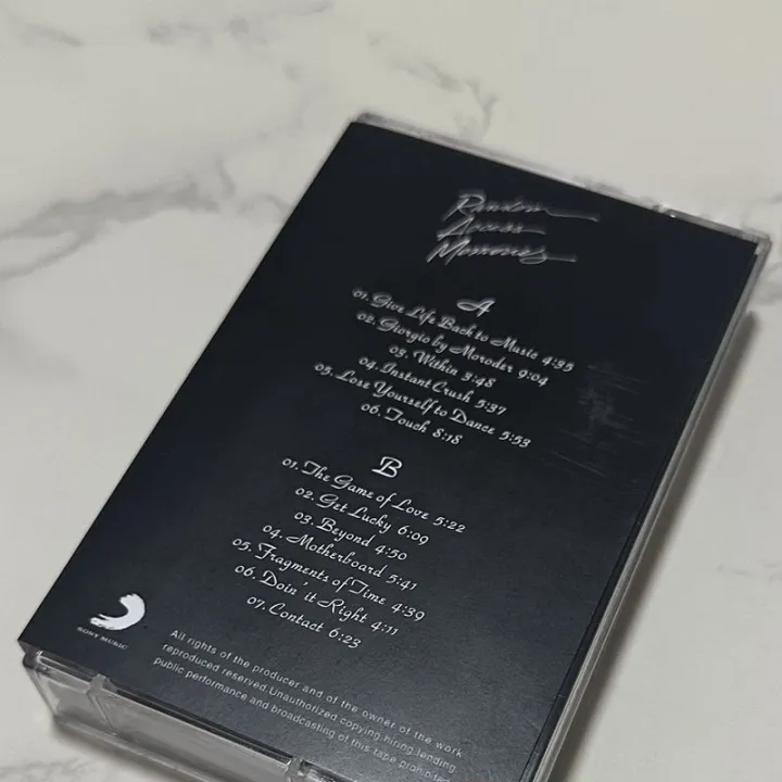 Daft%20Punk%20Band%20Random%20Access%20Memories%20Cassette%20Album%20Brand%20New%20Unopened%20With%20Lyrics%20Booklet%20Electronic%20Music%20-%20Image%202