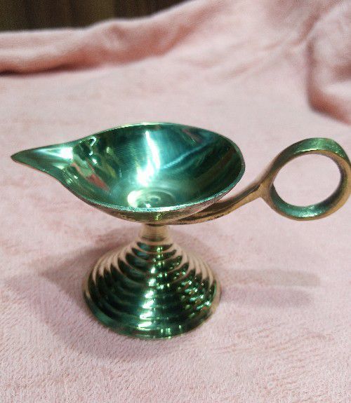 Traditional%20Design%20Brass%20Stand%20Pradip%20/Brass%20Diya%20Oil%20Lamp%20Stand%20-%201ps%20-%20Image%202