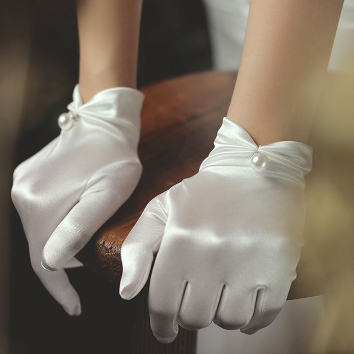 White%20Satin%20Wedding%20Dress%20Gloves%20Short%20Elegant%20Petal%20Pearl%20Bow%20Mesh%20Bridal%20Gloves%20Versatile%20Photo%20Accessories%20Pearl%20Retro%20-%20Image%203