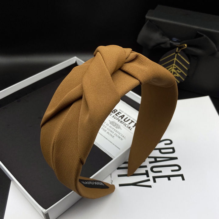 Retro%20and%20Versatile%20Headband%20for%20Women's%20Face%20Washing%20and%20Hair%20Pressing,%20High-End%20and%20Wide%20Edge%20Hair%20Tie%20Headband%20-%20Image%202