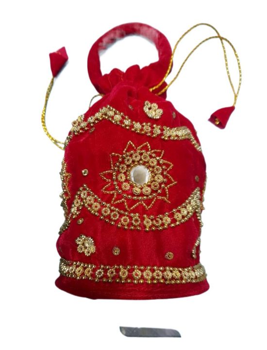 Behuli%20Thaili,%20Nepali%20Style%20Women%20Surke%20Thaili,%20Golden%20Shine%20Pote%20Studded%20Thaili%20For%20Women%20-%20Image%203