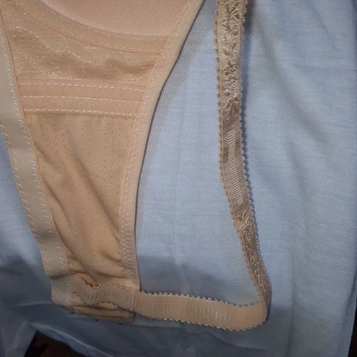 Ladies%20Bra%20VIP%20(Foam)%20Women's%20Underwear%20Comfortable%20Breathable%20Seamless%20Wireless%20Bra%20in%20Various%20Colors%20And%20Sizes%20-%20Image%203