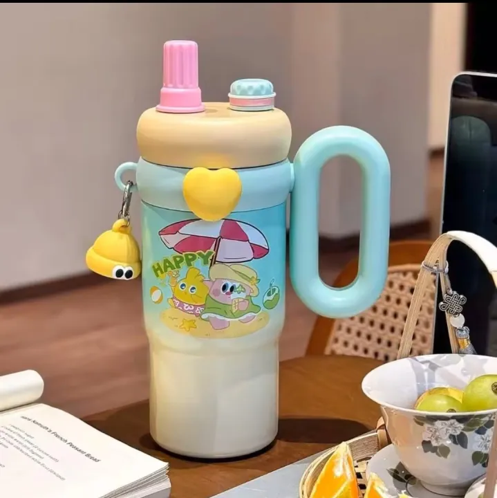 Stanley%20Style%20Kids%20Tumbler%20with%20Straw%20&%20Handle%20%7C%20Double%20Wall%20Stainless%20Steel%20Flask%20%7C%20Hot%20&%20Cold%20Vacuum%20Insulated%20Water%20Bottle%20%7C%20Cute%20Cartoon%20Metal%20Cup%20for%20School,%20Office%20&%20Travel%20%7C%20Leak%20Proof%20Thermal%20Mug,%20Thermos%20Tamblar%0A850ml,%20best%20for%20coffee%20and%20Tea%20-%20Image%208