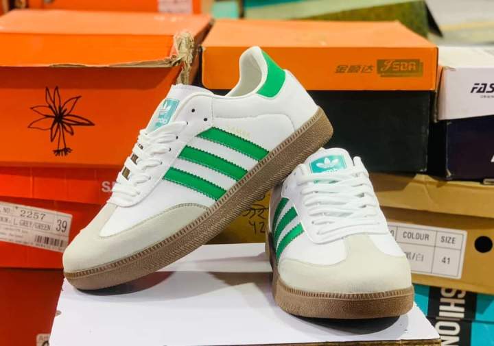 100%25%20Original%20Grained%20upper%20with%20suede%20reinforcements%20Samba%20Shoes%20-%20Image%203