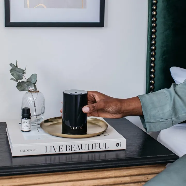 NEOM%20%E2%80%93%20Portable%20Wellbeing%20Pod%20Mini%20Essential%20Oil%20Diffuser%20Black%20%7C%20Rechargeable%20USB%20&%20Waterless%20%7C%20Aromatherapy%20Oil%20Diffuser%20for%20Small%20Spaces%C2%A0%20-%20Image%204