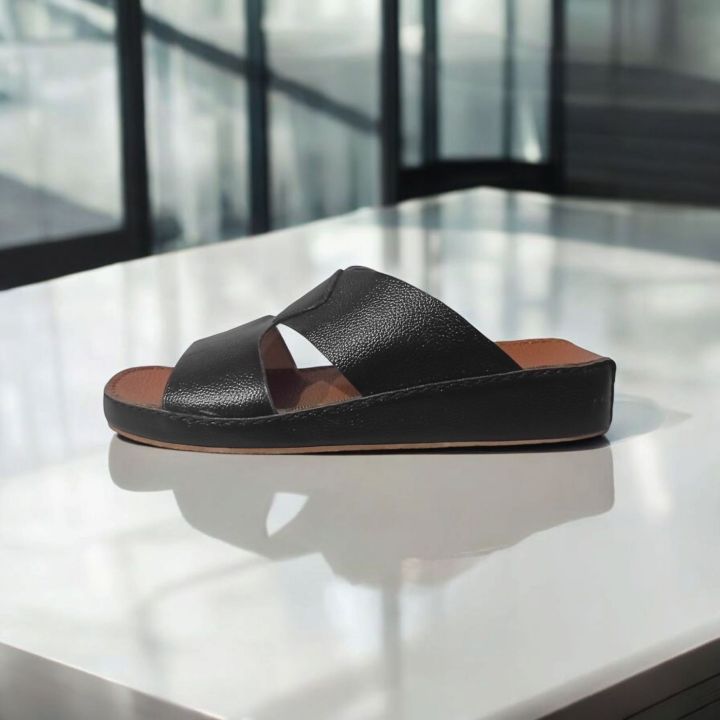 Moonwalk%20UAE%20%E2%80%93%20Arabic%20Footwear%20Collection%202025%20-%20Image%208