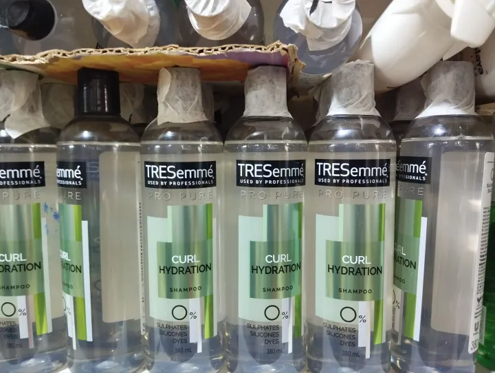 TRESemm%C3%A9%20Pro%20Pure%20Hydration%20Shampoo%20for%20Curly%20or%20Wavy%20Hair%20Sulfate%20Free,%20Silicone%20Free,%20Paraben%20Free,%20Curly%20Method%20380%20ml%20-%20Image%202
