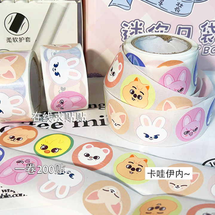Stray%20Kids%202.7cm%20circular%20200pcs%20cartoon%20stickers%20Skzoo%20packaging%20sealing%20small%20stickers%20paper%20roll%20decoration%20stickers%20fan%20%20-%20Image%204