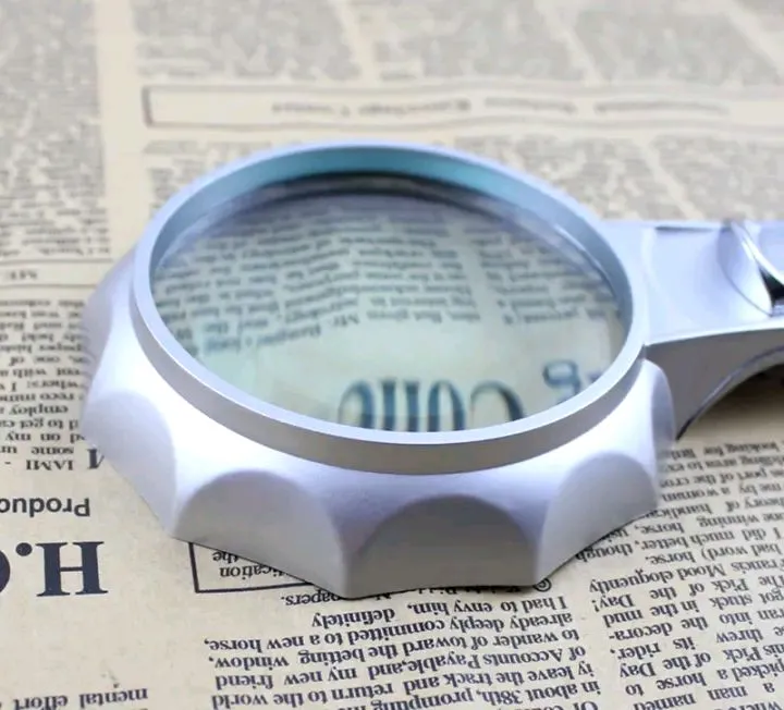 Illuminated%20Magnifying%20Glass%20LED%20Folding%20Stand%20-%20Image%203