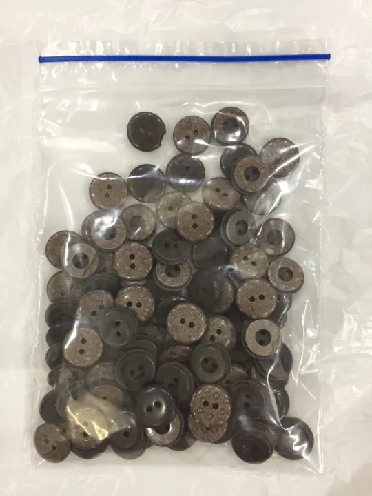 2-hole%20plastic%20buttons%20100-piece%20packet%20-%20Image%207