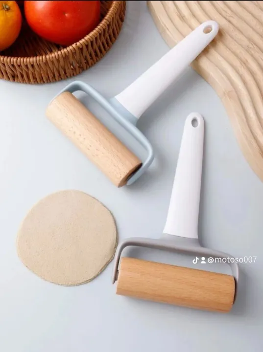 Rolling%20Pin%20Smooth%20And%20Round%20Comfortable%20Handle%20Compact%20Momo%20roller%20-%20Image%208