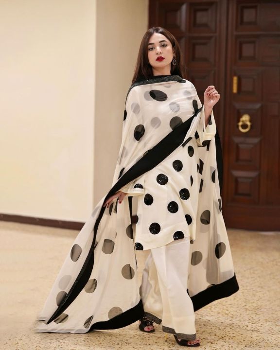 new%20trendy%20Yumna%20Zaidi%20%20hand%20work%20%20dress%20-%20Image%207