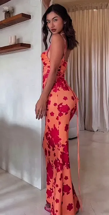 Wholesale%20of%20%20backless%20lace-up%20and%20printed%20halter%20dresses%20for%20women%20in%20summer%202025%20-%20Image%204