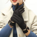 Women's winter thermal gloves with added fleece, decorated with metal chains, suitable for driving and cycling, a pair of touchscreen-compatible gloves. 