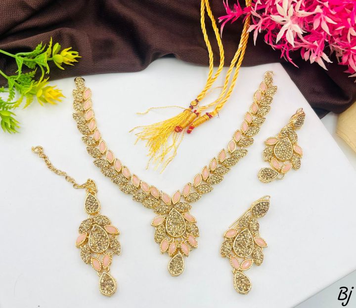New Arrival
Fancy Beautiful Kundun Nagina Choker Set With Earings And Tika😍😍😍
Best Quality✔️
Different Colours😎