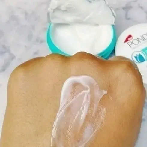 Ponds%20Light%20Moisturiser%2050%20ml%20Non-Oily%20Fresh%20Feel%20For%20Soft%20Glowing%20Skin%20-%20Image%208