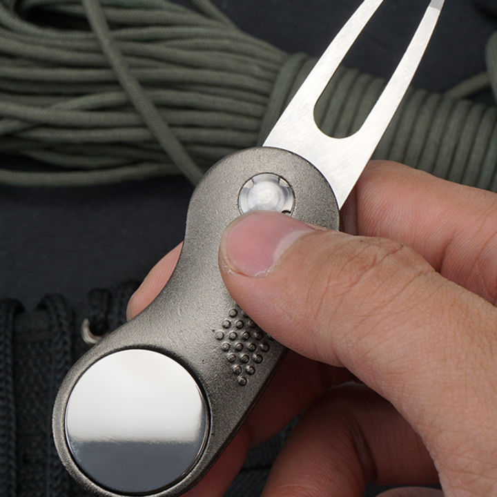 Metal%20Foldable%20Golf%20Divot%20Repair%20Tool%20Green%20Fork%20With%20Golf%20Ball%20Marker%20Button%20Magnetic%20Portable%20Pitchfork%20Golf%20Accessories%20-%20Image%204
