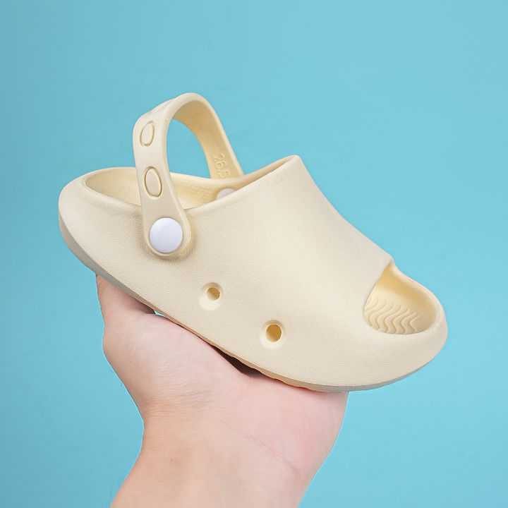 New%20Summer%20Fashion%20and%20Comfortable%20Casual%20Home%20Outdoor%20Beach%20Hole%20Shoes%20for%20Boys%20and%20Girls%20-%20Image%203