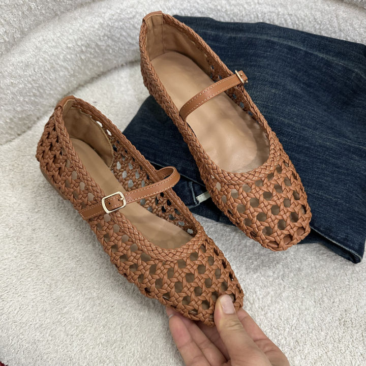 2025%20Versatile%20Brown%20Color%20Summer%20Sandals%20Women's%20Square%20Toe%20Shoes%20Covered%20Toe%20Shoes%20Fashion%20Hollow%20Flat%20Heels%20Women's%20Sandals%20-%20Image%203