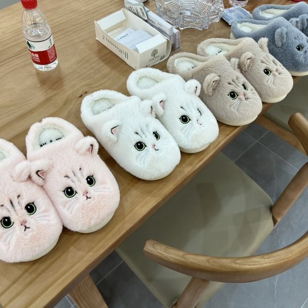 2025%20New%20Winter%20Plush%20Slippers%20-%20Cat%20Pattern%20Couple%20House%20Shoes,%20Cozy%20Furry%20Indoor%20Slides%20for%20Women%20&%20Men,%20Non-Slip%20Home%20Booties%20-%20Image%203