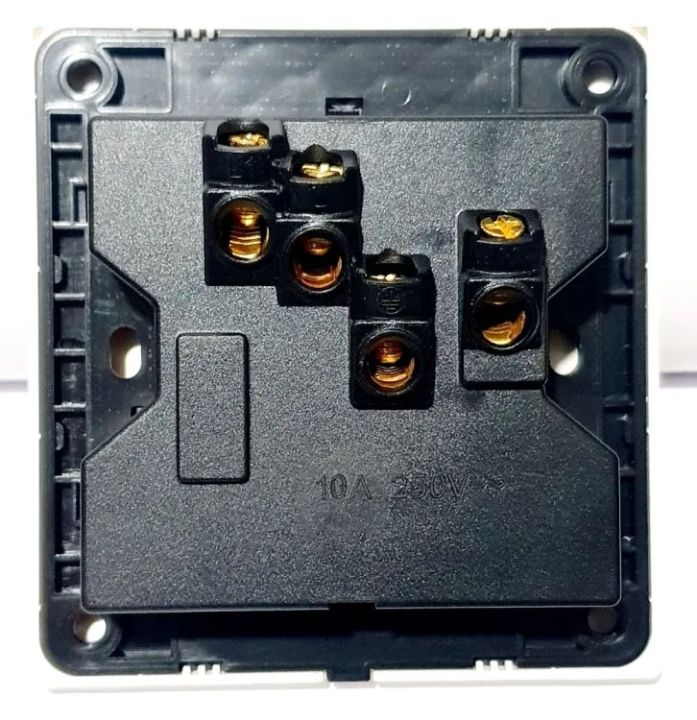 Universal%20Multi%20Plug%20Base%20-%20Switch%20Socket%20-%20Image%204