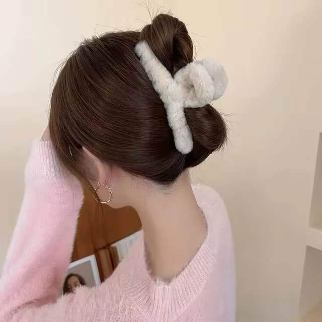 Large%20Women%20Fluffy%20Hair%20Claw%20Solid%20Color%20Faux%20Rabbit%20Fur%20Shark%20Clip%20Soft%20Warm%20Barrette%20Elegant%20Winter%20Hair%20Accessories%20-%20Image%202