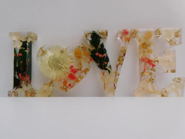 Resin%20love%20frames,%20color%20can%20be%20customize%20-%20Image%202