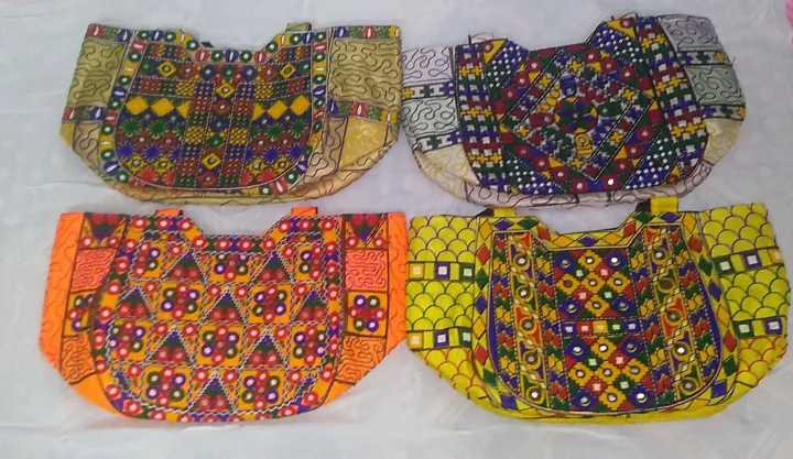 Handmade%20Embroidered%20Shoulder%20bag%20for%20women%20with%20Classical%20&%20Traditional%20Sindhi%20Style%20-%20Image%206