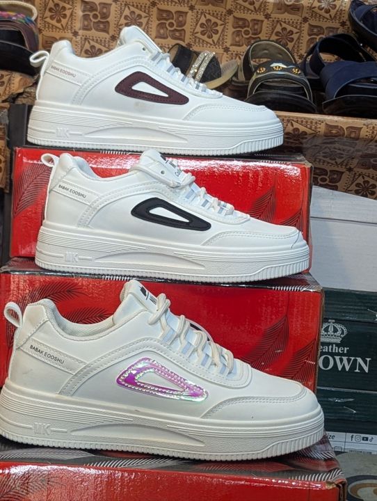 -%20Brand:%20MK%20Collection%20Style%0A-%20Color:%20White%20With%20Black%20/%20Brown%20/%20Pink%20Triangle%0A-%20Material:%20Soft%20PU%20Leather%20Upper%0A-%20Sole:%20Thick%20Rubber%20Sole%20-%20Comfortable%20&%20Anti-Slip%0A-%20Best%20for:%20College,%20University,%20Casual%20&%20Daily%20Wear%20-%20Image%204