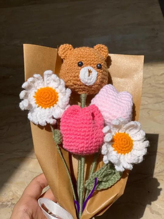 Crochet%20handmade%20bouquet%20with%20complementary%20khaaki%20wrapping%20and%20stamped%20custom%20note%20-%20Image%204