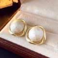 Elegant Pearl Stud Earrings – Minimalist Gold Frame Design with Textured Faux Pearl for Women, Classic and Versatile Jewelry for Weddings, Parties, and Everyday Wear – Lightweight, High-Quality Accessory, Perfect Gift for Her, Timeless and Sophisticated L. 