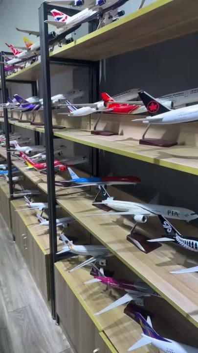 Airplane Airbus 20CM Alloy Aircraft Model Emirates Airbus A380 Resin Airplane Model For Friends Toy Plane For Children