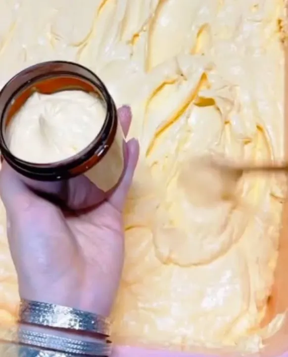 Zaafrani%20Luxury%20Soft%20Cream%20-%20Pure%20Saffron%20Radiance%20Booster%20for%20Bright%20&%20Supple%20Skin%20-%20250g%20Professional%20Care%20Pack%20-%20Image%204