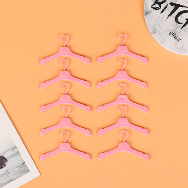 10PCS%20Lovely%205.5cm%20Doll%20Hangers%20Mini%20Cute%20Wardrobe%20Dress%20Coat%20Clothes%20Plastic%20Doll%20Pretend%20Play%20Girls%20Toys%20-%20Image%207